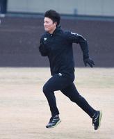 　雨の中練習する前川（撮影・石井剣太郎）