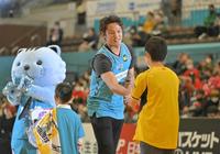 　ハーフタイムにファンの子どもと握手する藤浪