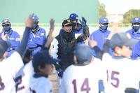 　じゃんけん大会で子どもたちと盛り上がる近本（中央）＝撮影・石井剣太郎