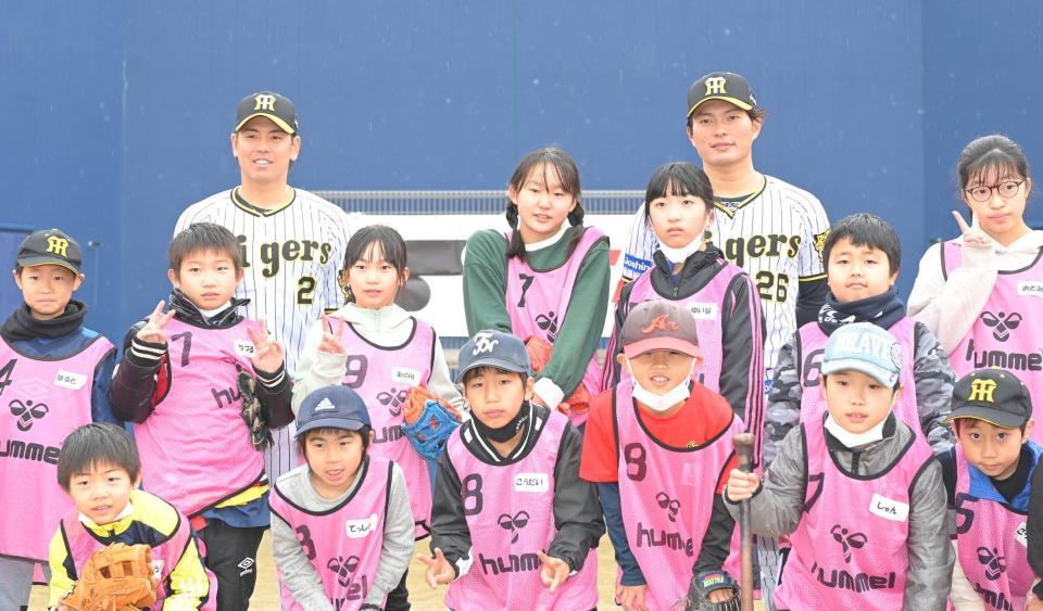 　野球教室終了後、子どもたちと記念写真に納まる梅野と北條（撮影・高部洋祐）