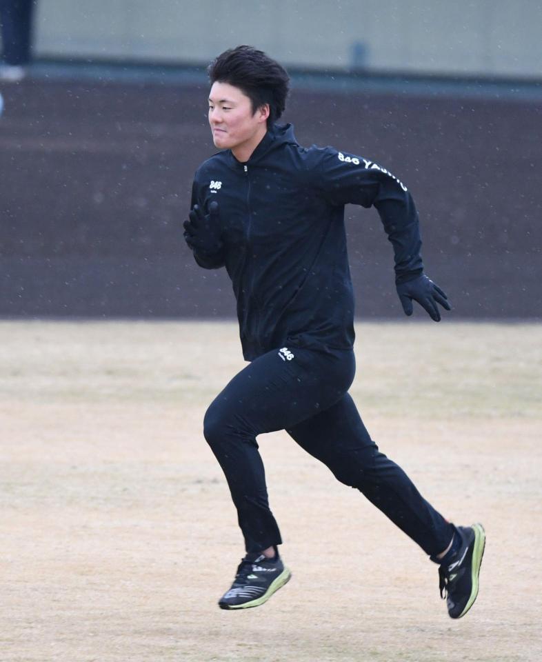 　雨の中練習する前川（撮影・石井剣太郎）