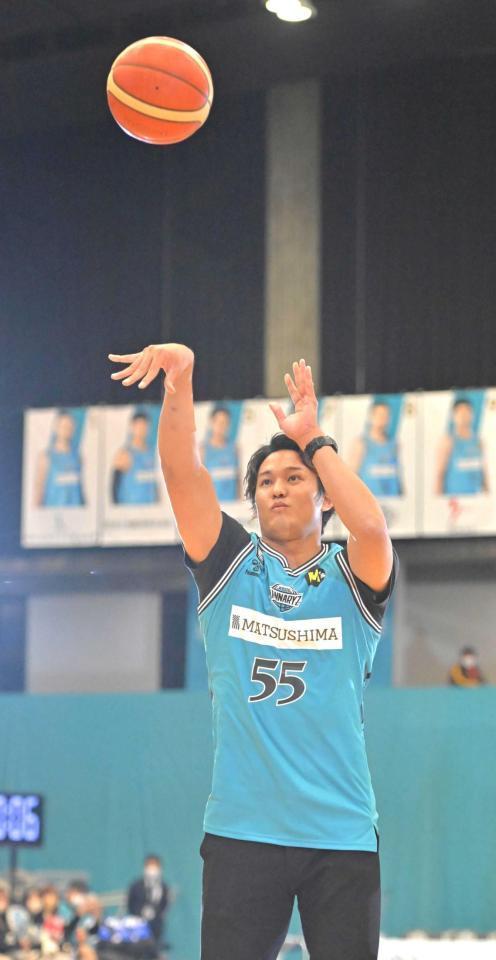 　ハーフタイムに、フリースローを披露する藤浪（撮影・高部洋祐）