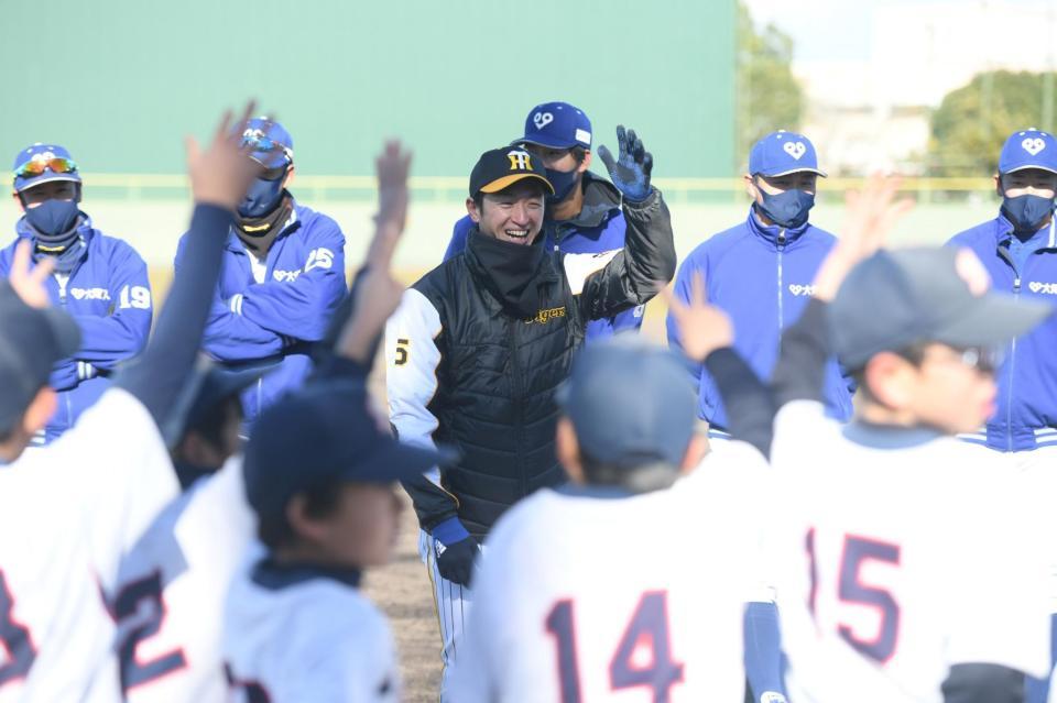 　じゃんけん大会で子どもたちと盛り上がる近本（中央）＝撮影・石井剣太郎