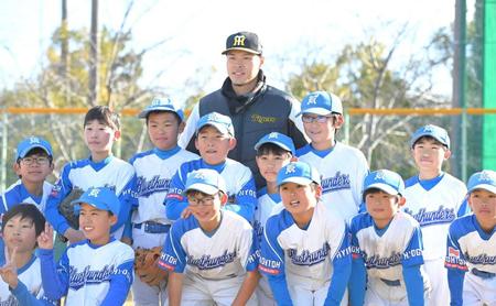 　甲東ブルーサンダースの子どもたちと記念写真に納まる