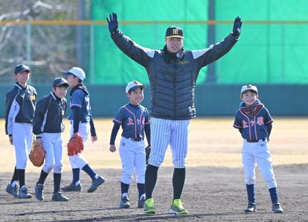 　ノックを受ける子どもたちを見守る佐藤輝（撮影・高部洋祐）