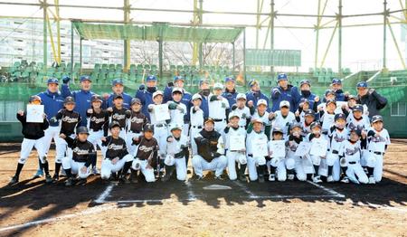 　子どもたちに野球教室を行った近本（前列中央）＝撮影・石井剣太郎