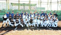 　子どもたちに野球教室を行った近本（前列中央）＝撮影・石井剣太郎