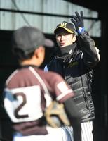 　野球教室で指導する阪神・近本光司（奥）＝撮影・石井剣太郎