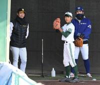 　野球教室で指導する近本（左）と大阪ガス・河野佳（右）＝撮影・石井剣太郎