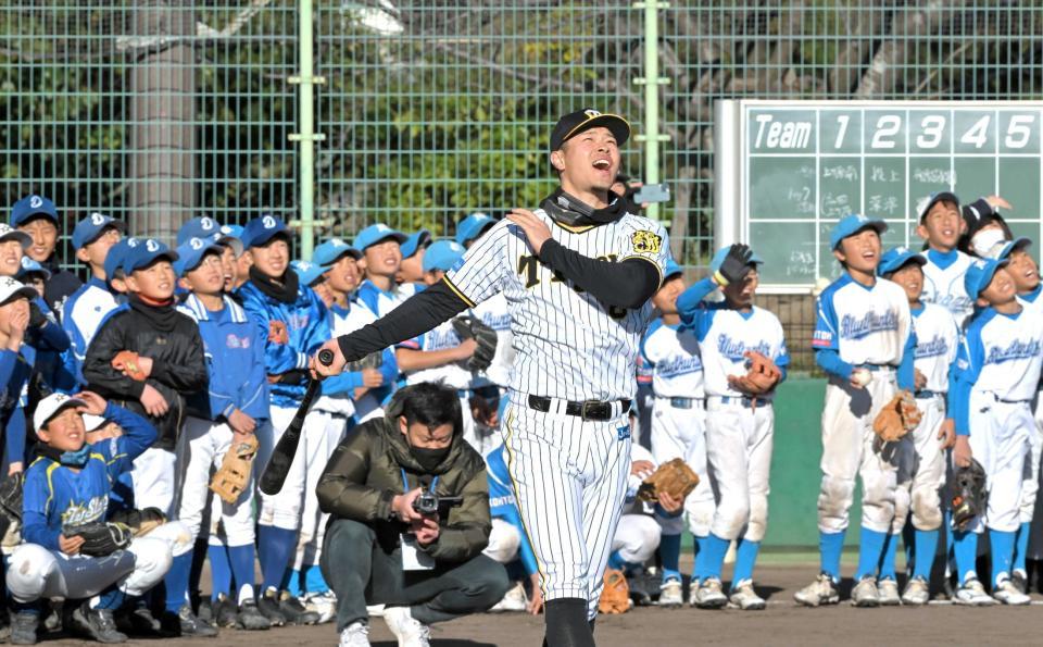 　子どもたちの前で豪快な打球を飛ばす佐藤輝（撮影・高部洋祐）