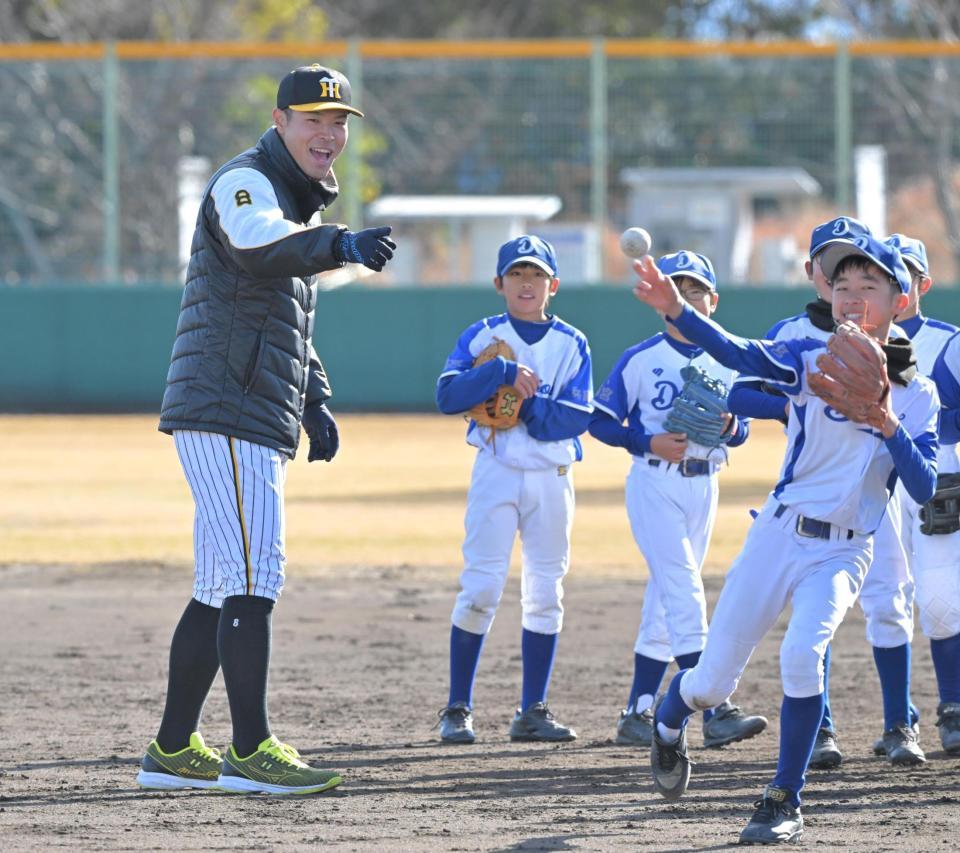 　ノックを受ける子どもたちを見守る佐藤輝（撮影・高部洋祐）