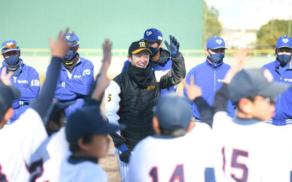 　じゃんけん大会で子どもたちと盛り上がる近本