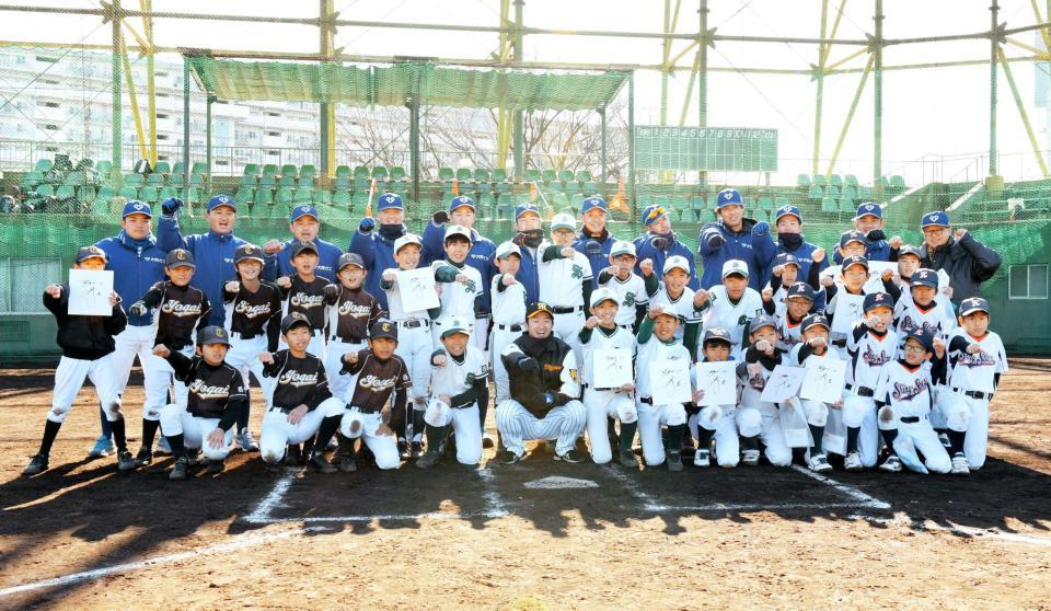 　子どもたちに野球教室を行った近本（前列中央）＝撮影・石井剣太郎