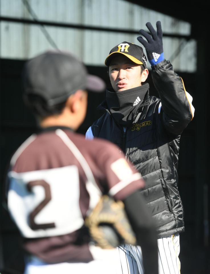 　野球教室で指導する阪神・近本光司（奥）＝撮影・石井剣太郎