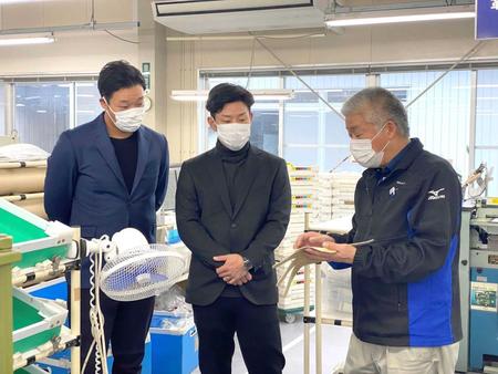 　グラブの製作工程を見学する大山（左）と糸原（ミズノ提供）