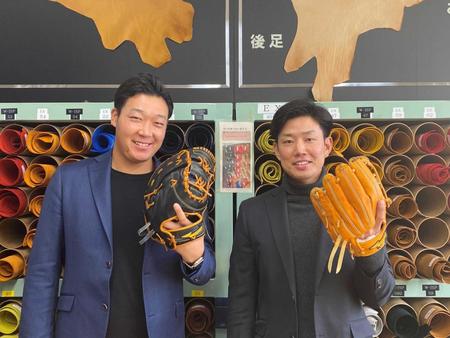 　グラブを手に笑顔の大山（左）と糸原（ミズノ提供）