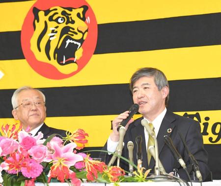 　会見する阪神・藤原崇起オーナー（左）と杉山健博新オーナー（撮影・吉澤敬太）