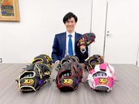 　来季モデルを前にし笑顔の湯浅（ザナックス社提供）