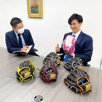 　用具打ち合わせをする湯浅（ザナックス社提供）