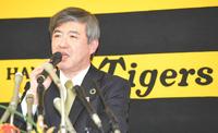 　会見する阪神・杉山健博新オーナー（撮影・吉澤敬太）