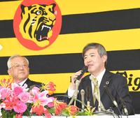 　会見する阪神・藤原崇起オーナー（左）と杉山健博新オーナー（撮影・吉澤敬太）