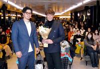 　糸井嘉男氏（右）に花束を渡し、記念写真に収まる佐藤輝（撮影・田中太一）