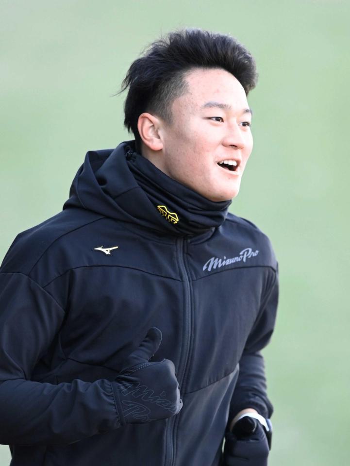 　外野を走り込む森木