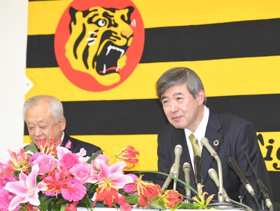 　会見する阪神・藤原崇起オーナー（左）と杉山健博新オーナー（撮影・吉澤敬太）