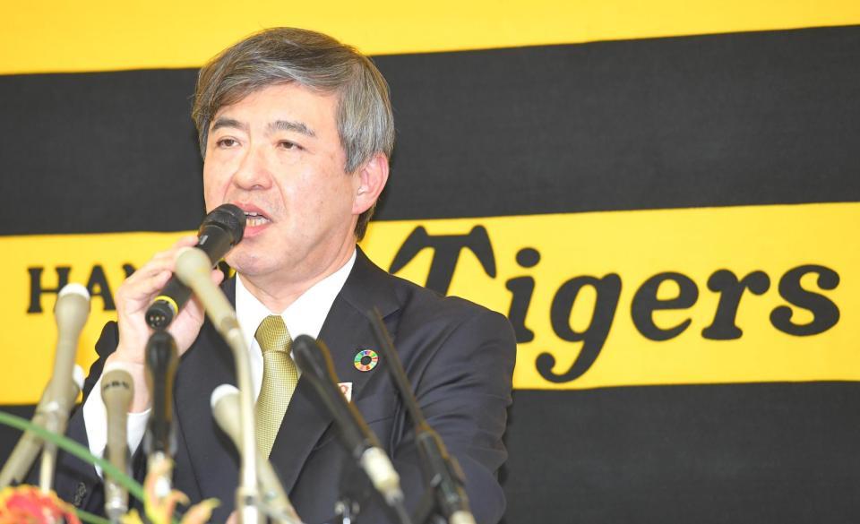 　会見する阪神・杉山健博新オーナー（撮影・吉澤敬太）