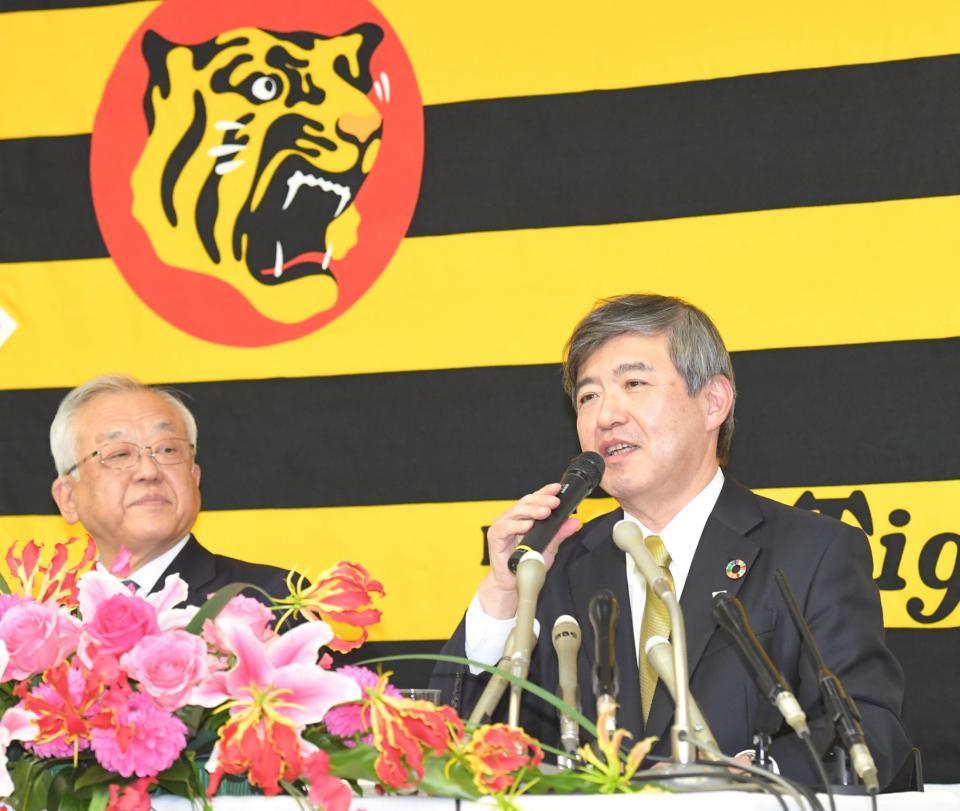 　会見する阪神・藤原崇起オーナー（左）と杉山健博新オーナー（撮影・吉澤敬太）