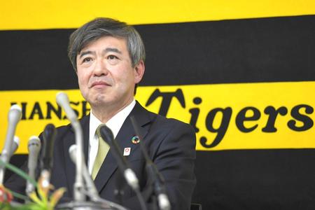 　球団旗を背にじっと前を見据える杉山新オーナー（撮影・吉澤敬太）