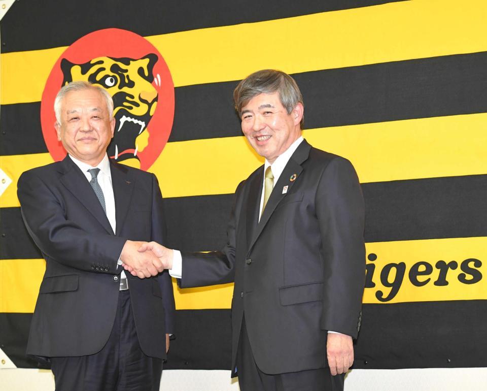 　笑顔で握手する藤原崇起前オーナー（左）と杉山健博新オーナー（撮影・吉澤敬太）