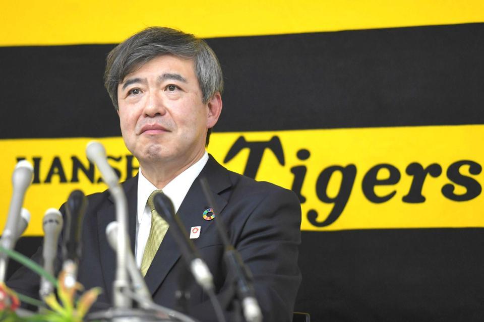 　球団旗を背にじっと前を見据える杉山新オーナー（撮影・吉澤敬太）