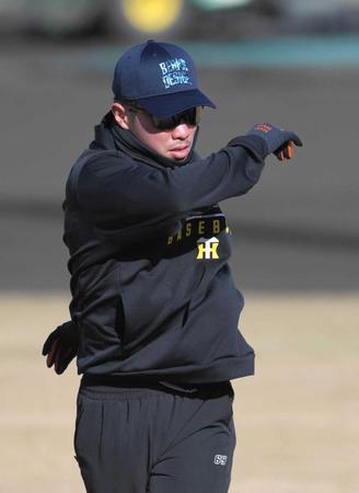 　ウオーミングアップする石井（撮影・北村雅宏）