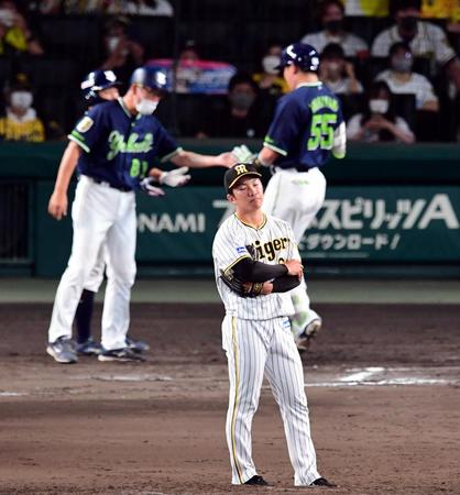 　村上に勝ち越し２ランを許した石井＝７月３１日、甲子園