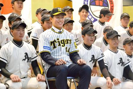 　松原ボーイズの選手たちと笑顔で記念撮影する戸井