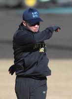 　ウオーミングアップする石井（撮影・北村雅宏）