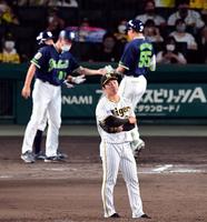 　村上に勝ち越し２ランを許した石井＝７月３１日、甲子園