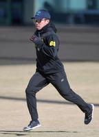 　ショートダッシュを繰り返す石井（撮影・北村雅宏）