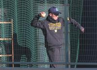 　壁当てをする石井（撮影・北村雅宏）