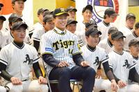 　松原ボーイズの選手たちと笑顔で記念撮影する戸井