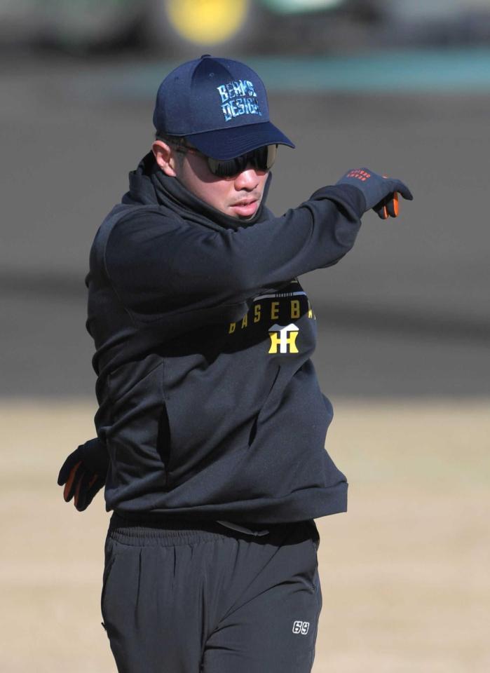 　ウオーミングアップする石井（撮影・北村雅宏）