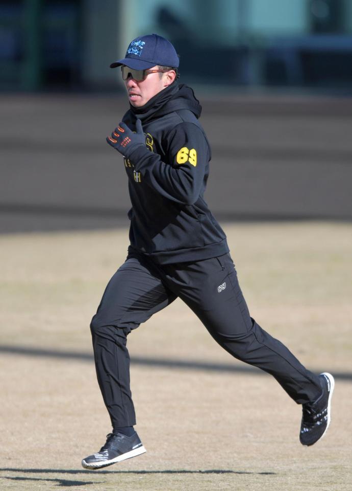 　ショートダッシュを繰り返す石井（撮影・北村雅宏）