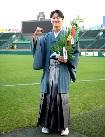 　初めてのはかま姿で撮影に臨んだ森木（撮影・田中太一）