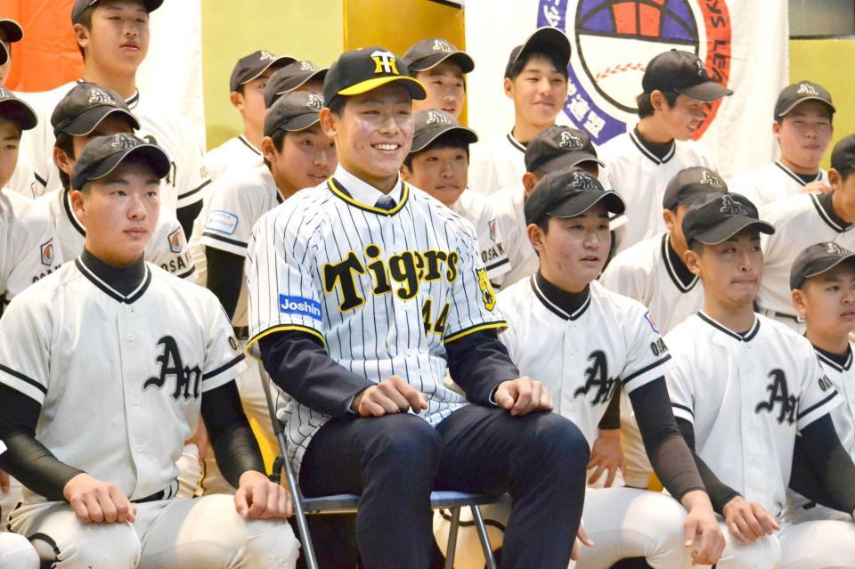 　松原ボーイズの選手たちと笑顔で記念撮影する戸井