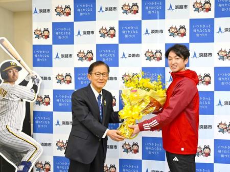 　門淡路市長から花束を手渡される近本（淡路市提供）