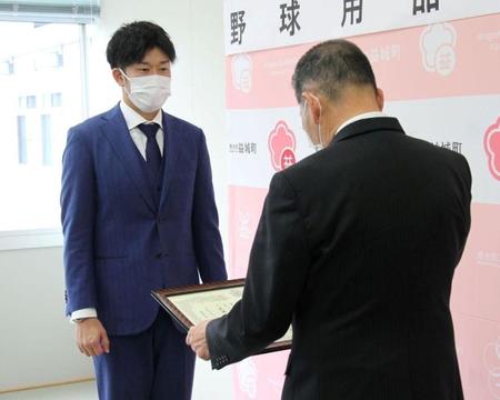 　益城町の西村博則町長から表彰状を授与する岩貞（球団提供）