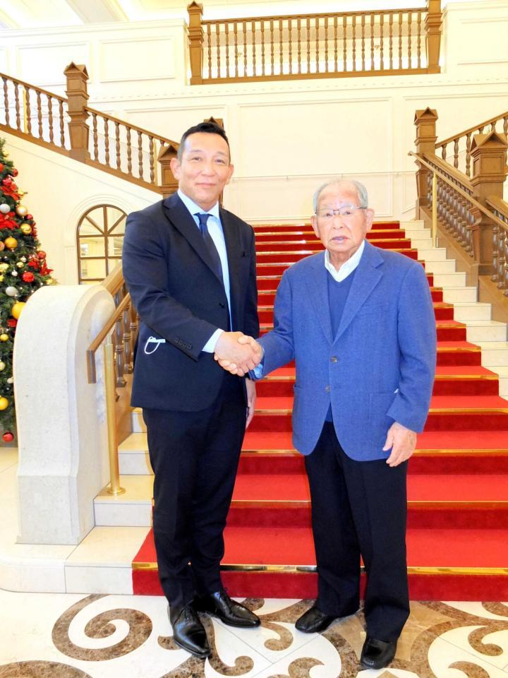 　吉田義男氏（右）と三宅秀史氏の甥の伸氏