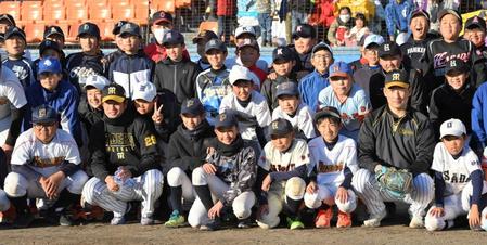 　野球教室を終え、子どもたちと記念撮影に納まる岩崎（前列右から２人目）と高橋（同左から２人目）＝撮影・伊藤笙子