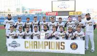 　優勝を決め笑顔で記念写真に納まる阪神ジュニアナイン